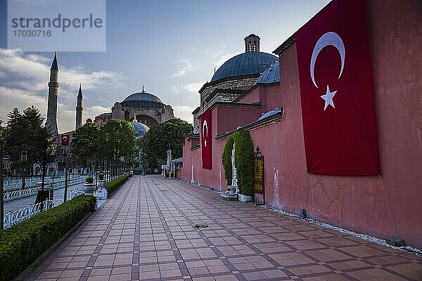 Hagia Sophia und türkische Flagge im Park am Sultanahmet-Platz  Istanbul  Türkei