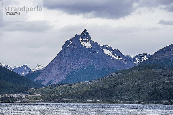 Der Berg Olivia  Teil der Anden bei Ushuaia  Feuerland  Patagonien  Argentinien