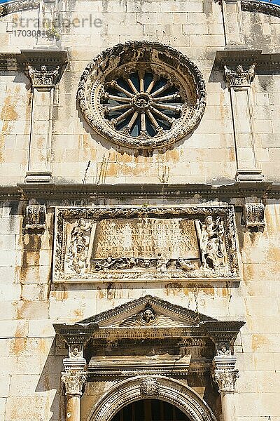 Detail einer Steinmetzarbeit im Franziskanerkloster  Stradun  Altstadt von Dubrovnik  Kroatien. Dies ist ein Foto der Steinschnitzerei Details auf dem Franziskanerkloster in Dubrovnik Altstadt. Das Franziskanerkloster ist ein christliches Kloster aus dem 14. Jahrhundert mit schönen Steinmetzarbeiten über dem Eingang.