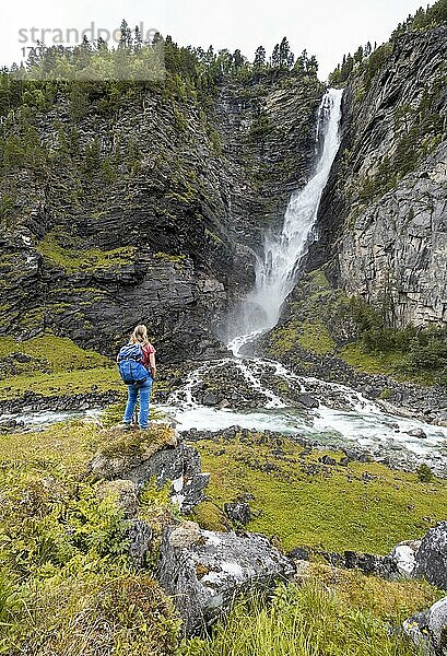 Wanderin an Fluss Driva  Wasserfall Svøufallet  Åmotan Schlucht  Gjøra  Norwegen  Europa