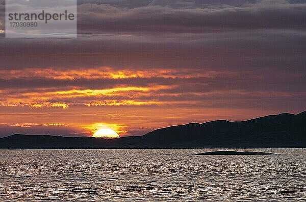 Abendstimmung über dem Ozean  dramatischer Sonnenuntergang  Inselkette  Insel im Meer  Lofoten  Nordland  Norwegen  Europa