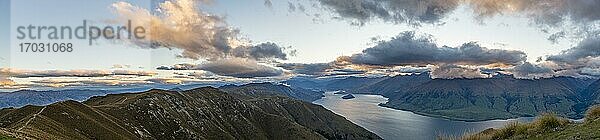 Blick auf Lake Wanaka  Abendhimmel  See und Berglandschaft  Ausblick vom Isthmus Peak  Wanaka  Otago  Südinsel  Neuseeland  Ozeanien