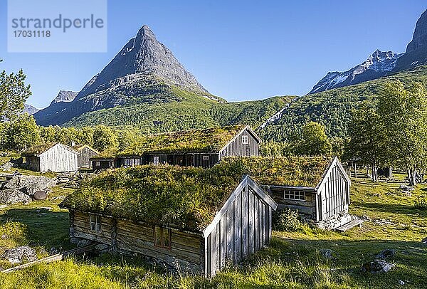 Traditionelle Häuser  Renndølsetra  Hochtal Innerdalen  Berg Innerdalstårnet  Trollheimen Mountain Area  Sunndal  Møre og Romsdal  Vestlandet  Norwegen  Europa