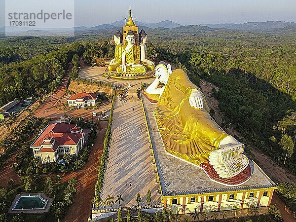 Luftaufnahme der riesigen sitzenden und liegenden Buddhas Ko Yin Lay  Pupawadoy Kloster in der Nähe von Ye  Mon Staat  Myanmar  Ye  Mon Staat  Myanmar  Asien