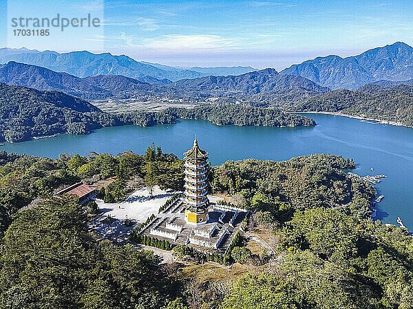 Luftaufnahme der Ci'en-Pagode und des Sonne-Mond-Sees  National Scenic Area  Bezirk Nantou  Taiwan  Yuchi  Bezirk Nantou  Taiwan  Asien