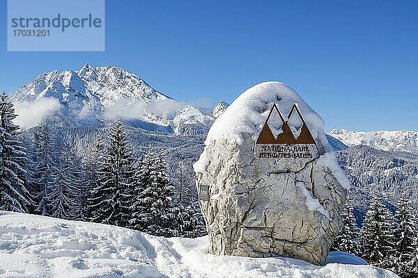 Eingang in den Nationalpark Berchtesgaden  verschneite Landschaft  hinten der Watzmann  Schönau am Königssee  Berchtesgadener Land  Oberbayern  Bayern  Deutschland  Europa