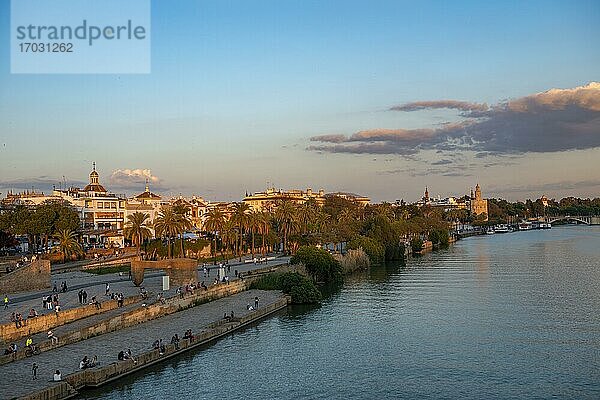 Uferpromenade Muelle de la sal am Fluss Rio Guadalquivir mit Monumento a la Tolerancia  hinten Torre del Oro  Sonnenuntergang  Sevilla  Andalusien  Spanien  Europa