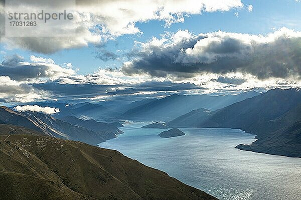 Blick auf Lake Wanaka im Abendlicht  See und Berglandschaft  Ausblick vom Isthmus Peak  Wanaka  Otago  Südinsel  Neuseeland  Ozeanien