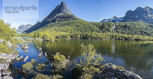 See Litlvatnet im Hochtal Innerdalen  Berg Innerdalstårnet  Trollheimen Mountain Area  Sunndal  Møre og Romsdal  Vestlandet  Norwegen  Europa