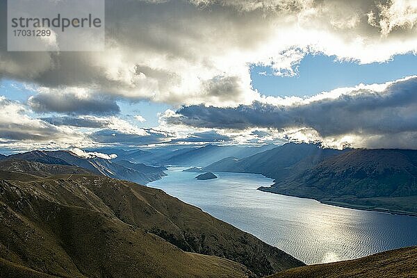 Blick auf Lake Wanaka im Abendlicht  See und Berglandschaft  Ausblick vom Isthmus Peak  Wanaka  Otago  Südinsel  Neuseeland  Ozeanien