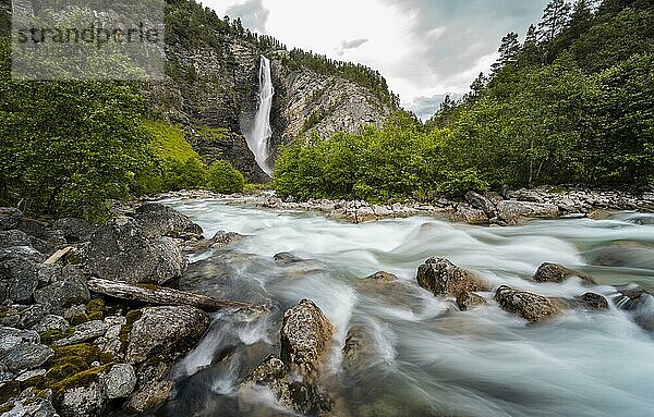 Flusslauf  Fluss Driva  Wasserfall Svøufallet  Åmotan Schlucht  Gjøra  Norwegen  Europa