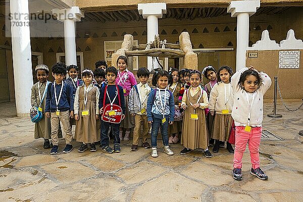 Einheimische Kinder  kleine Mädchen und Jungen  Masmak Fort  Riadh  Saudi-Arabien  Asien