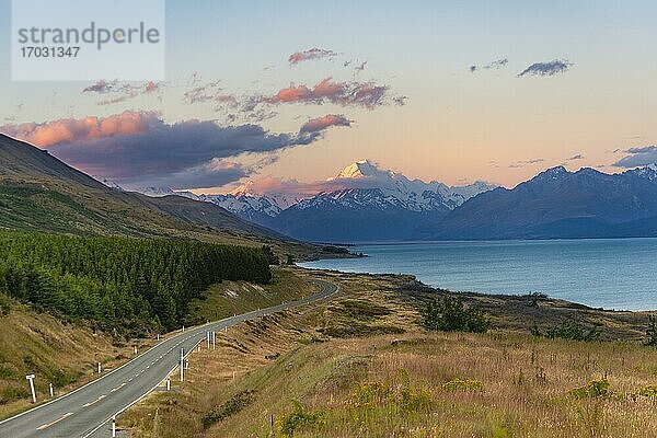 Ausblick auf Mount Cook mit Straße und See  Sonnenuntergang  Lake Pukaki  Mount Cook Nationalpark  Südalpen  Canterbury  Südinsel  Neuseeland  Ozeanien