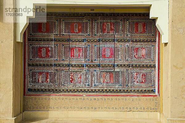 Schöne farbige Tür  Unesco-Weltkulturerbe-Sehenswürdigkeit Diriyah  Riadh  Saudi-Arabien  Asien