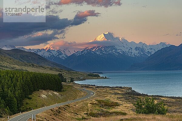 Ausblick auf Mount Cook mit Straße und See  Sonnenuntergang  Lake Pukaki  Mount Cook Nationalpark  Südalpen  Canterbury  Südinsel  Neuseeland  Ozeanien