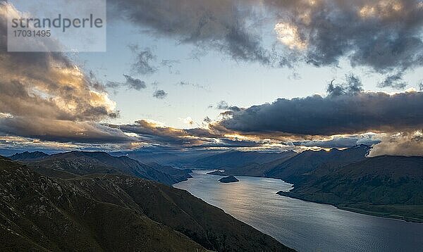 Blick auf Lake Wanaka  Abendhimmel  See und Berglandschaft  Ausblick vom Isthmus Peak  Wanaka  Otago  Südinsel  Neuseeland  Ozeanien