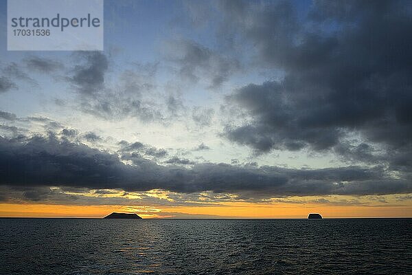 Sonnenuntergang mit Wolken über den Inseln Daphne Mayor und Daphne Menor  Galapagos  Ecuador  Südamerika