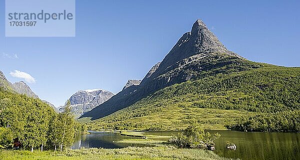 See Litlvatnet im Hochtal Innerdalen  Berg Innerdalstårnet  Trollheimen Mountain Area  Sunndal  Møre og Romsdal  Vestlandet  Norwegen  Europa