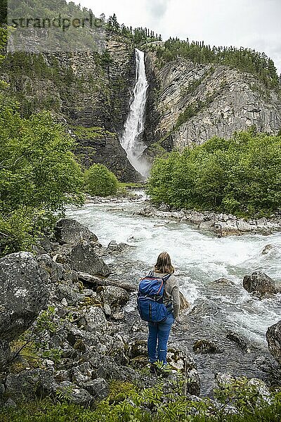 Wanderin steht am Ufer  Fluss Driva  Wasserfall Svøufallet  Åmotan Schlucht  Gjøra  Norwegen  Europa