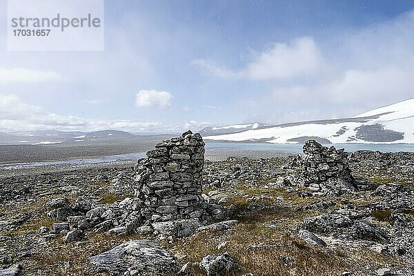 Tundra  karge Landschaft  Wanderung zum Berg Snøhetta  Mauerreste einer alten Steinhütte  Dovrefjell Nationalpark  Oppdal  Norwegen  Europa
