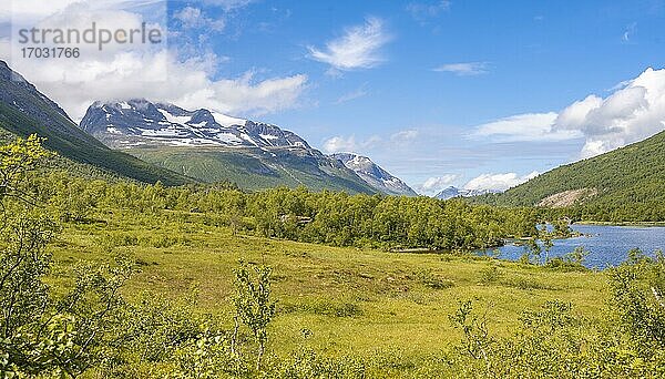 Hochtal Innerdalen  Berge  Links Gipfel des Hesten  Trollheimen Mountain Area  Sunndal  Møre og Romsda  Vestlandet  Norwegen  Europa