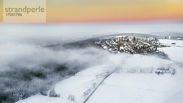 Drohnenaufnahme  Sonnenaufgang mit Nebel  Winter im Remstal  Mischwald  Baden-Württemberg  Deutschland  Europa