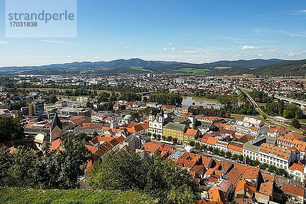 Blick von der Burg Trencin zur Piarist Kirche von Francis Xavier und Friedensplatz  Trencin  Slowakei  Europa