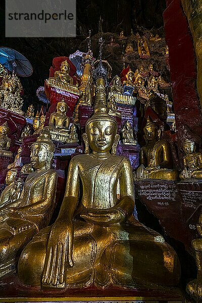 Vergoldete Buddha-Statuen in den Höhlen von Pindaya  Shan-Staat  Myanmar  Asien