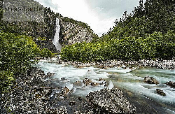 Flusslauf  Fluss Driva  Wasserfall Svøufallet  Åmotan Schlucht  Gjøra  Norwegen  Europa