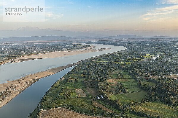 Luftaufnahme des Irrawaddy-Flusses in Myitkyina  Kachin-Staat  Myanmar  Asien