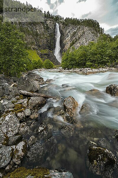 Flusslauf  Fluss Driva  Wasserfall Svøufallet  Åmotan Schlucht  Gjøra  Norwegen  Europa