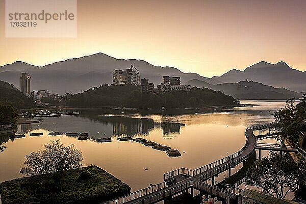 Sonnenaufgang über dem Sun Moon Lake  National Scenic Area  Bezirk Nantou  Taiwan  Asien