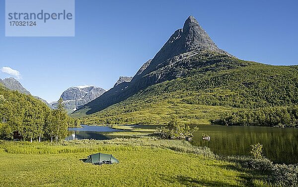 Zelt auf Campingplatz am See Litlvatnet im Hochtal Innerdalen  Berg Innerdalstårnet  Trollheimen Mountain Area  Sunndal  Møre og Romsdal  Vestlandet  Norwegen  Europa