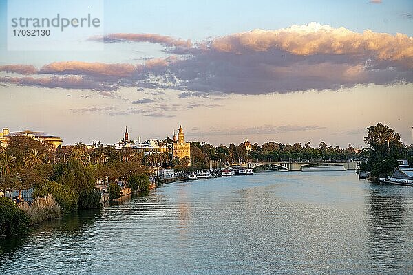 Ausblick über den Fluss Rio Guadalquivir auf Torre del Oro  Sonnenuntergang  Sevilla  Andalusien  Spanien  Europa