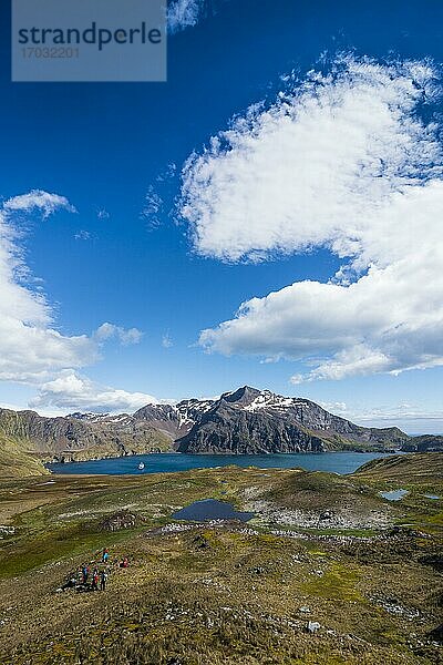 Touristen wandern in Gothul  Südgeorgien  Antarktis  Antarktika