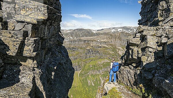 Wanderin auf Wanderweg zum Innerdalstårnet  Hochtal Innerdalen  Berge  Trollheimen Mountain Area  Sunndal  Møre og Romsda  Vestlandet  Norwegen  Europa