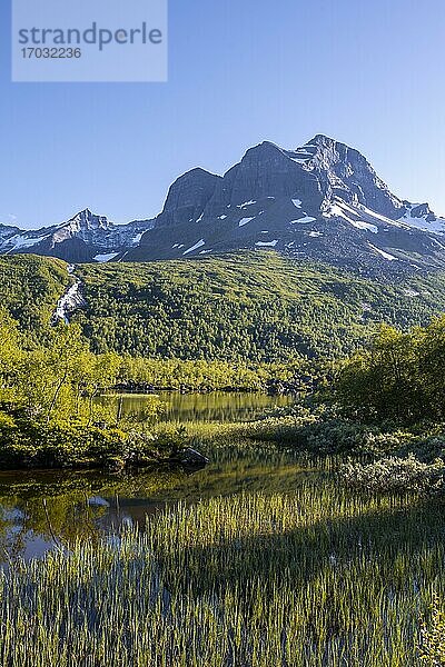 See Litlvatnet im Hochtal Innerdalen  Berge  Trollheimen Mountain Area  Sunndal  Møre og Romsdal  Vestlandet  Norwegen  Europa