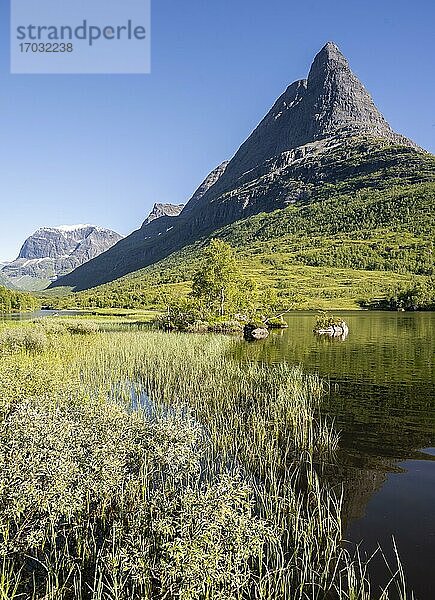 See Litlvatnet im Hochtal Innerdalen  Berg Innerdalstårnet  Trollheimen Mountain Area  Sunndal  Møre og Romsdal  Vestlandet  Norwegen  Europa