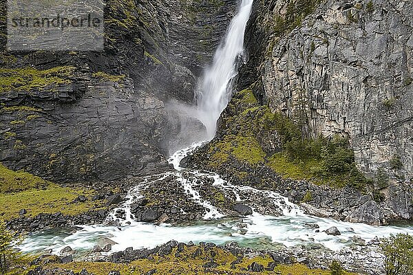 Wasserfall Svøufallet  Åmotan Schlucht  Gjøra  Norwegen  Europa