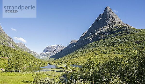 See Litlvatnet im Hochtal Innerdalen  Berg Innerdalstårnet  Trollheimen Mountain Area  Sunndal  Møre og Romsdal  Vestlandet  Norwegen  Europa