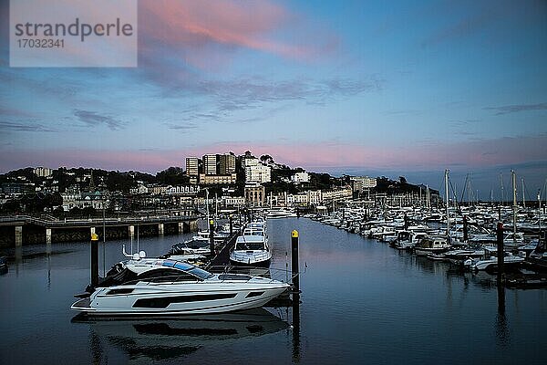 Torquay Harbor während des Sonnenuntergangs  Devon  England  Großbritannien  Europa