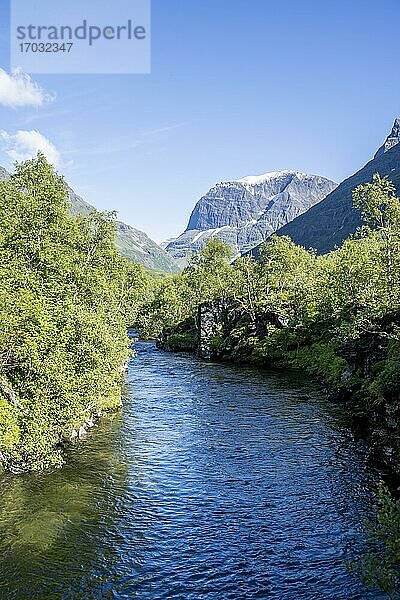 Fluss im Hochtal Innerdalen  Berge  Trollheimen Mountain Area  Sunndal  Møre og Romsdal  Vestlandet  Norwegen  Europa
