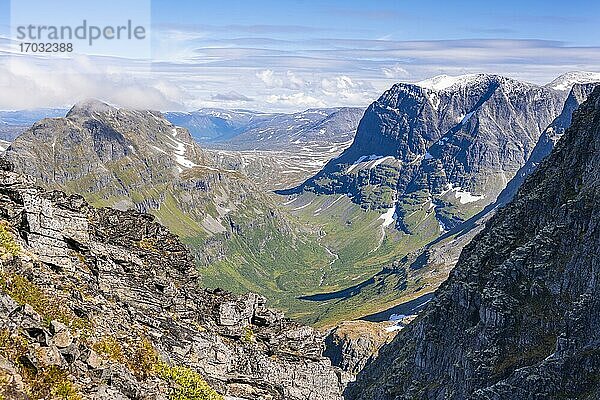 Blick vom Gipfel des Innerdalstårnet  Hochtal Innerdalen und Berge  Berge  Trollheimen Mountain Area  Sunndal  Møre og Romsda  Vestlandet  Norwegen  Europa