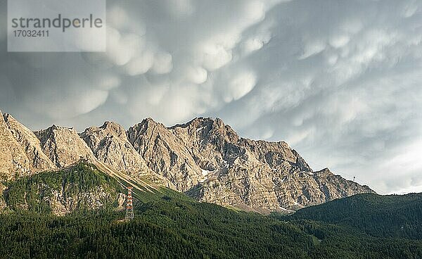 Zugspitzmassiv mit Zugspitze  dramatische Mammatenwolken  Wettersteingebirge  bei Grainau  Oberbayern  Bayern  Deutschland  Europa