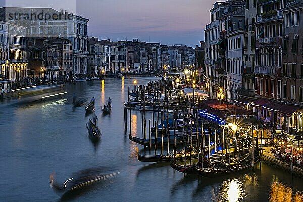 Abendstimmung an der Rialtobrücke auf dem Canal Grande  Stadtteil San Marco  Venedig  Region Venetien  Italien  Europa
