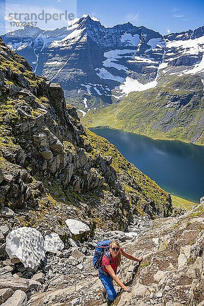 Wanderin auf steilem Wanderweg zum Innerdalstårnet  Innerdalen  Trollheimen Mountain Area  Sunndal  Møre og Romsda  Vestlandet  Norwegen  Europa
