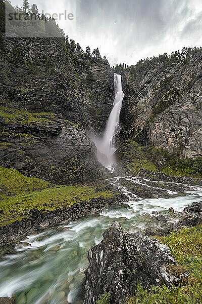 Fluss Driva  Wasserfall Svøufallet  Åmotan Schlucht  Gjøra  Norwegen  Europa