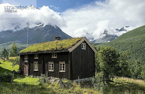 Traditionelles Haus mit Grasdach im Hochtal Innerdalen  Trollheimen Mountain Area  Sunndal  Møre og Romsdal  Vestlandet  Norwegen  Europa