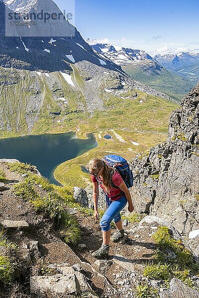 Wanderin auf steilem Wanderweg zum Innerdalstårnet  Innerdalen  Trollheimen Mountain Area  Sunndal  Møre og Romsda  Vestlandet  Norwegen  Europa
