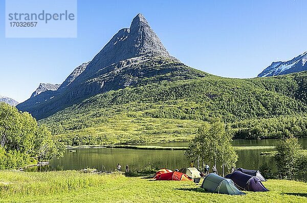 Zelte auf Campingplatz am See Litlvatnet im Hochtal Innerdalen  Berg Innerdalstårnet  Trollheimen Mountain Area  Sunndal  Møre og Romsdal  Vestlandet  Norwegen  Europa